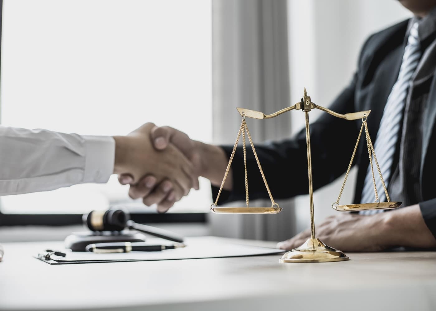 Defensa y seguimiento legal en extranjería y laboral